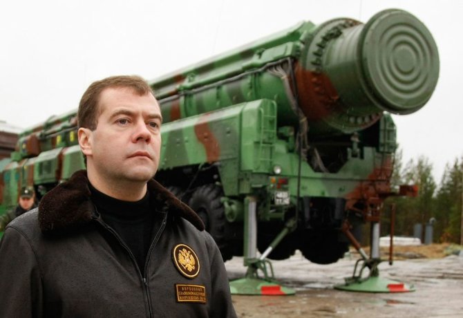 Dmitrijus Medvedevas prie balistinės raketos