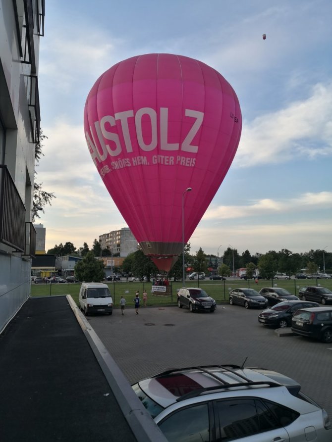 Skaitytojo nuotr./Kaune oro balionas nusileido prekybos centro aikštelėje