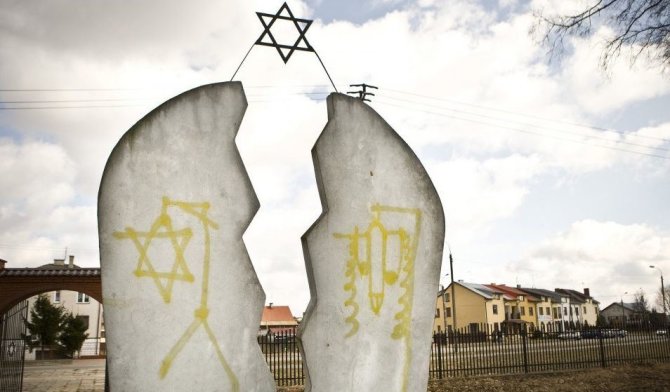 „Scanpix“/AP nuotr./Išniekintos žydų kapinės Lenkijoje.