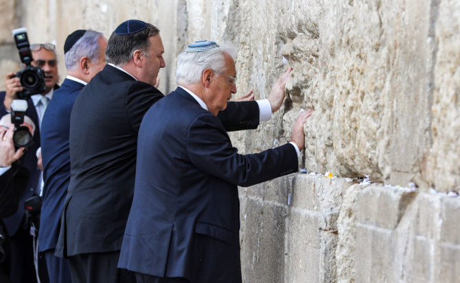 AFP/„Scanpix“ nuotr./Benjaminas Netanyahu ir Mike'as Pompeo prie Raudų sienos
