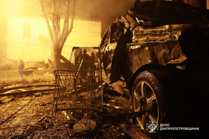 Ukrainos valstybinės nepaprastųjų situacijų tarnybos nuotr./Rusų smūgio Dniprui pasekmės