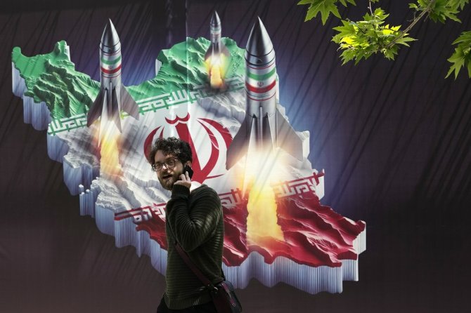 AFP/„Scanpix“ nuotr./Plakatai su Irano raketomis