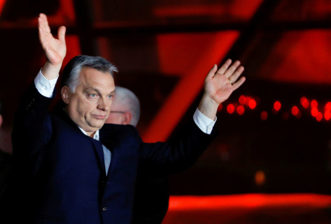 „Reuters“/„Scanpix“ nuotr./Viktoras Orbanas švenčia pergalę rinkimuose