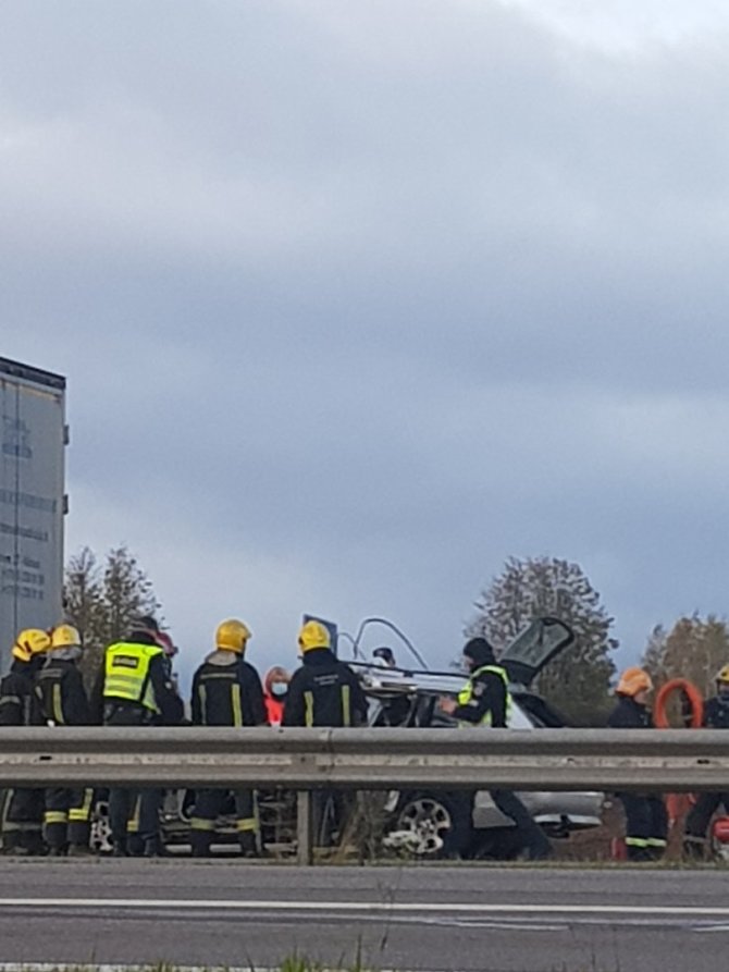 15min skaitytojo nuotr./Vilniaus rajone susidūrė vilkikas ir BMW