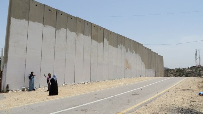 Giedrės Steikūnaitės nuotr./Šią 800 km ilgio sieną Tarptautinis teisingumo teismas Izraeliui dar 2004 m. įsakė nugriauti, tačiau Izraelis nuosprendžio nepaiso ir sieną toliau stato