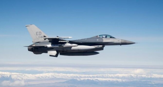 Naikintuvas F-16 su „Kongsberg“ gaminama JSM raketa (nuotraukoje – vidutinio dydžio). „Defence Express"/Atviro šaltinio nuotr.
