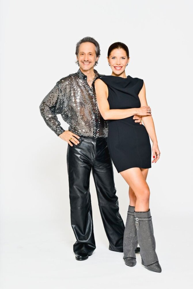 Eurovision.com nuotr./„Eurovizijos“ vedėjai Victoria Swarovski ir Michaelas Ostrowski