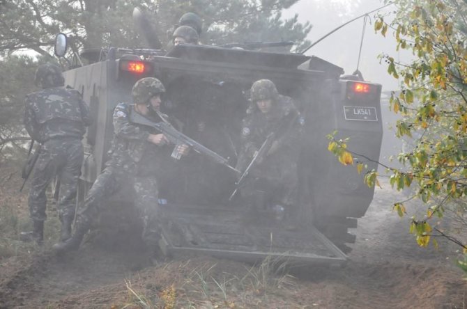 KAM nuotr./Ukrainos kariai pratybose išsilaipina iš Lietuvos kariuomenės šarvuočio M113