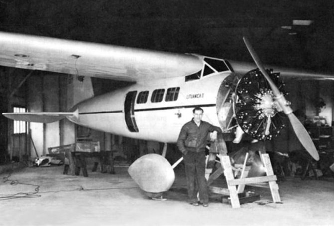 „Wikimedia Commons“ nuotr./Feliksas Vaitkus 1935 m. prie lėktuvo