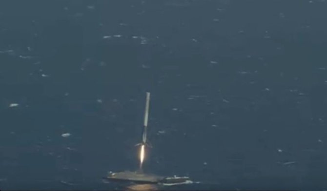 „SpaceX“ nutupdė raketą jūroje