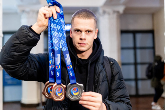 Lukas Balandis / BNS nuotr./Danas Rapšys su Europos čempionato laimikiais