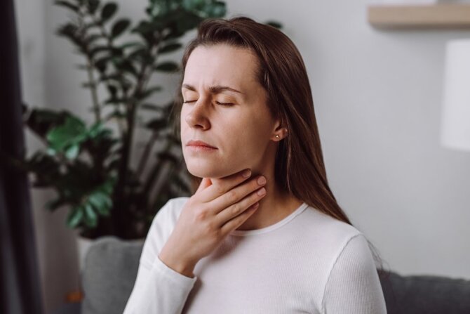 Shutterstock nuotr./Refliuksą išduoda ir „gumulas“ gerklėje.