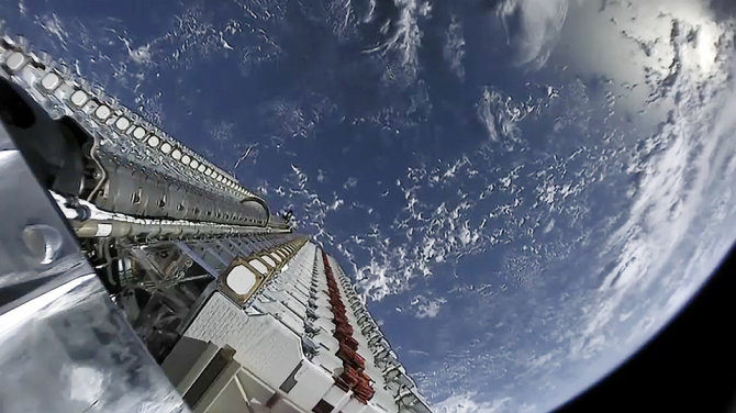 SpaceX nuotr./„SpaceX Starlink“ palydovai supakuoti taip, kad vienu raketos skrydžių jų būtų iškeliama kiek įmanoma daugiau