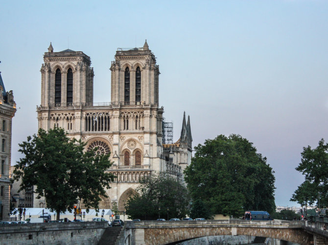 Viktorijos Karsokaitės nuotr./Paryžiaus Dievo Motinos katedra praėjus dviem mėnesiams po gaisro