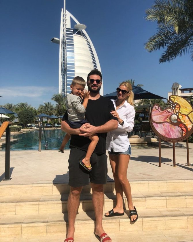 Asmeninio albumo nuotr./Linas ir Agneta Kleizos su sūnumi Jokūbu Dubajuje