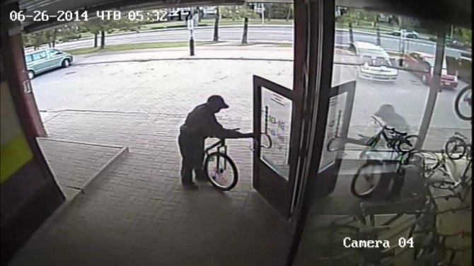 Policijos nuotr./Vaizdo kameros užfiksavo besidarbuojančius dviračių vagis