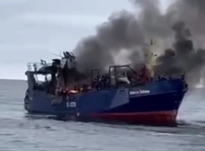 Kadras iš vaizdo įrašo/Degantis laivas „Kapitan Lobanov“