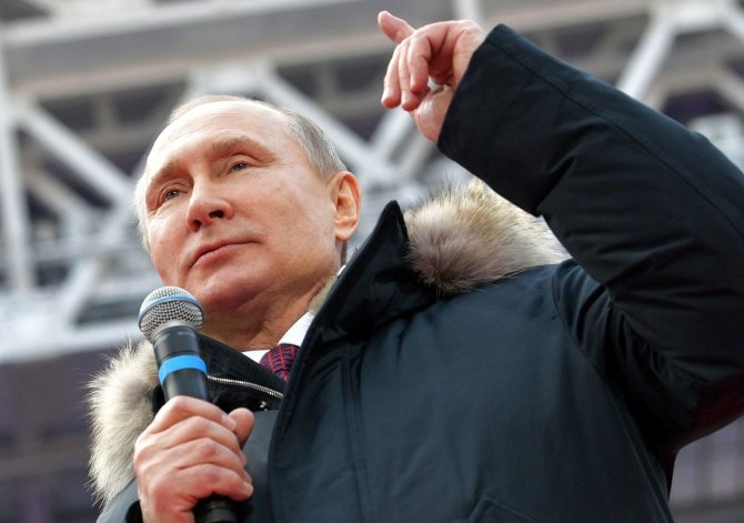 „Scanpix“/AP nuotr./V.Putinas kreipėsi į dešimtis tūkstančių gerbėjų Maskvos Lužnikų stadione