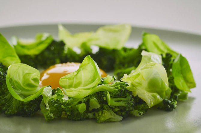 Knygos „Balansas: Skanus maistas ir sveikos gyvensenos idėjos aktyviems žmonėms“ / R. Daškevičiaus nuotr./Keptas kiaušinis su brokoliu