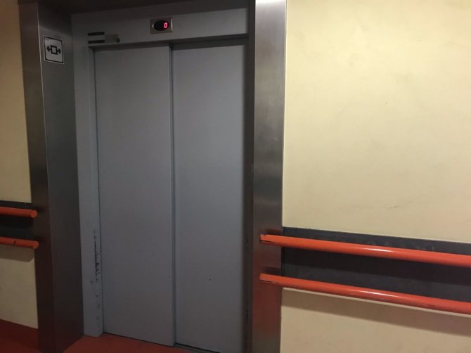 Mariaus Vizbaro / 15min nuotr./Veikiantis liftas priimamajame, Kauno klinikinėje ligoninėje 