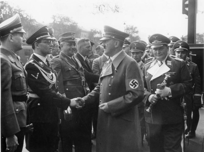 Wikipedia.org nuotr./Adolfas Hitleris spaudžia ranką Philippui Bouhleriui, Miunchenas, 1938 m.