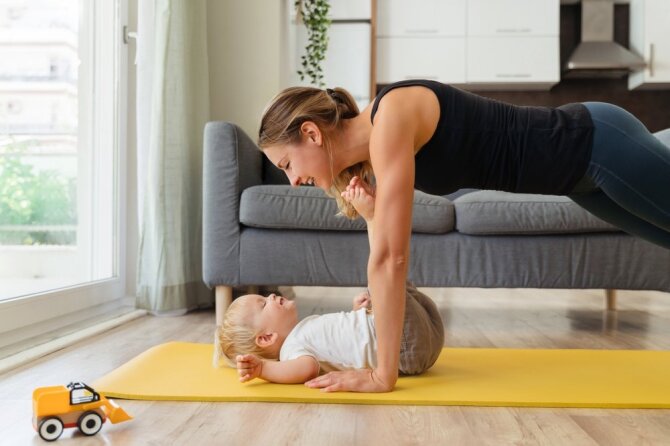 Shutterstock nuotr./Sportuoti su kūdikiu
