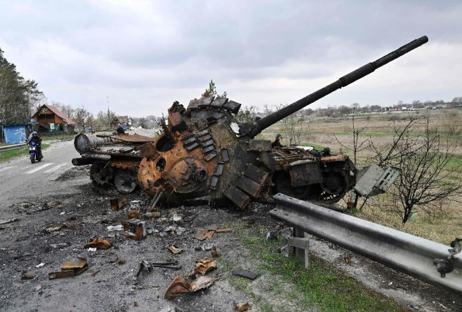 AFP/„Scanpix“ nuotr./Sunaikintas Rusijos tankas netoli Kijevo