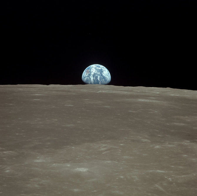 NASA nuotr./Žemės ir Mėnulio vaizdas pro „Kolumbijos“ iliuminatorių. 1969 m. liepos 20 d.