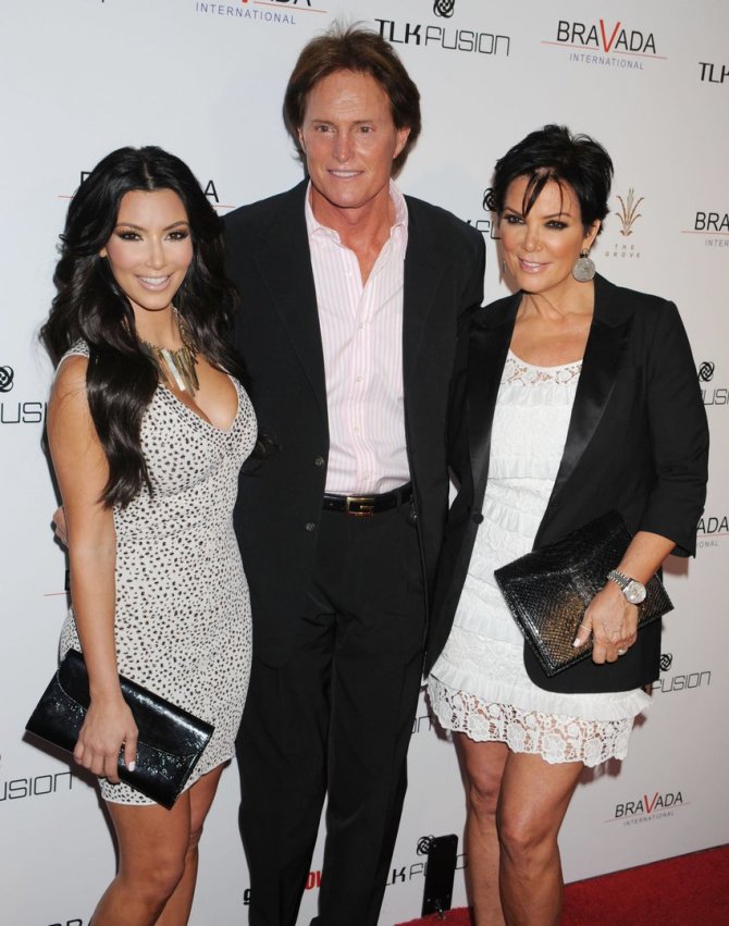 „Scanpix“ nuotr./Kim Kardashian su patėviu Bruce'u Jenneriu ir mama Kris Jenner