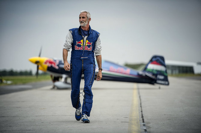 „S. Dariaus ir S. Girėno aerodromas“ nuotr./„Red Bull Air Race“ pilotas Peteris Besenyei