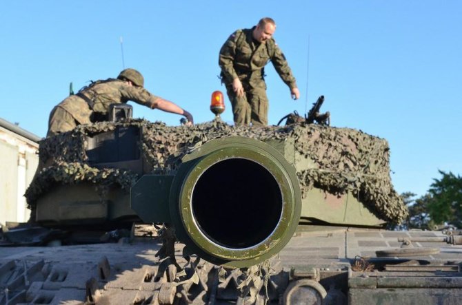 Lenkijos kariuomenės nuotr./Tankas „Leopard“