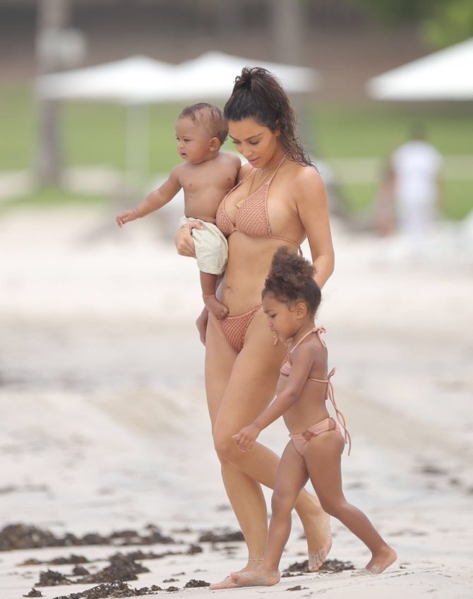 Vida Press nuotr./Kim Kardashian su vaikais North ir Saintu