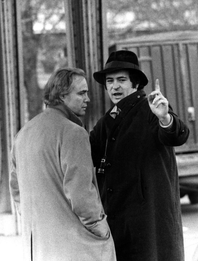 Vida Press nuotr./Marlon Brando ir režisierius Bernardo Bertolucci juostos „Paskutinis tango Paryžiuje“ filmavimo aikštelėje (1972 m.)