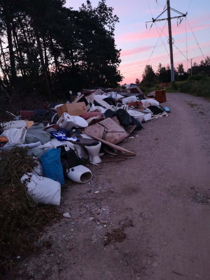 15min skaitytojos nuotr./Atliekų krūvos Skirgiškėse