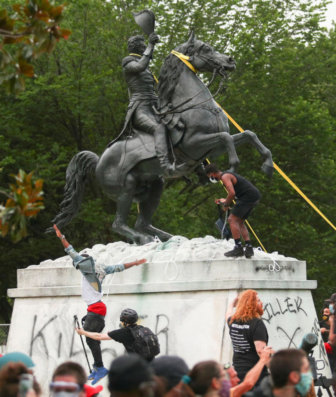 „Reuters“/„Scanpix“ nuotr./Protestuotojai bandė nuversti statulą prie Baltųjų rūmų