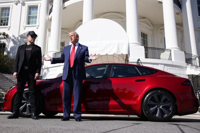 D. Trumpas ir E. Muskas su „Tesla“ / Samuel Corum - Pool via CNP / ZUMAPRESS.com