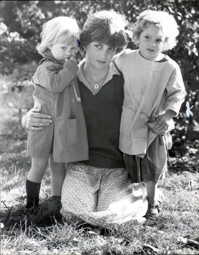 Vida Press nuotr./Princesė Diana su darželio, kuriame dirbo, auklėtiniais (1980 m.)