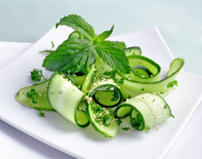 Shutterstock nuotr./Elegantiškos agurkų salotos