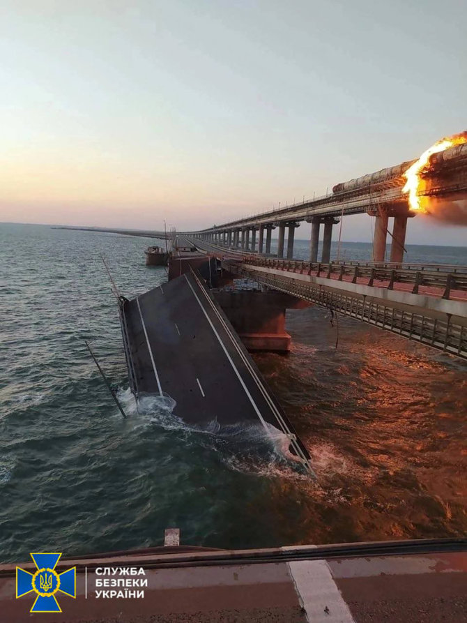 AFP/„Scanpix“ nuotr./Krymo tiltas po sprogimo