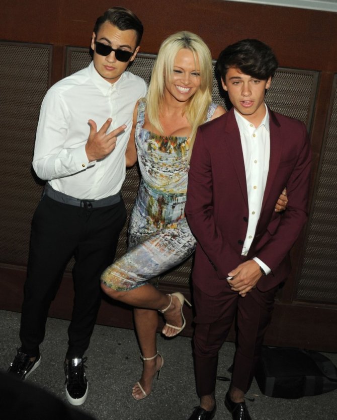„Scanpix“/„Sipa USA“ nuotr./Pamela Anderson su sūnumis Brandonu ir Dylanu