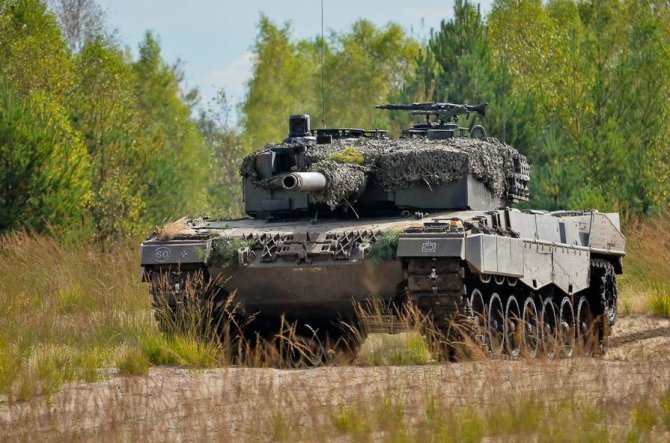 Lenkijos kariuomenės nuotr./Tankai „Leopard“