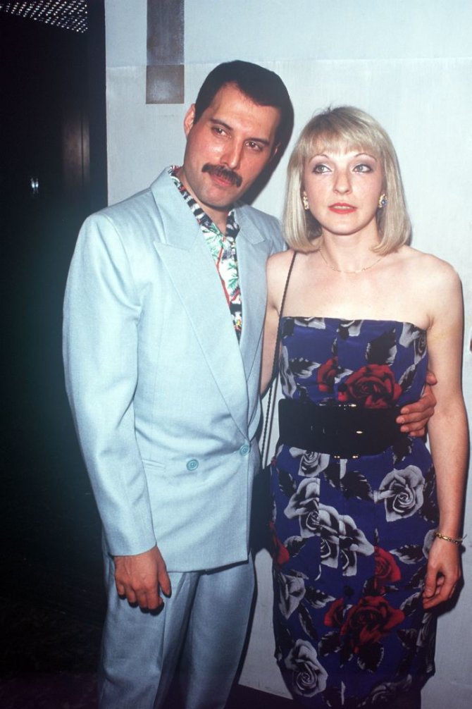 Vida Press nuotr./Freddie Mercury ir Mary Austin (1986 m.)