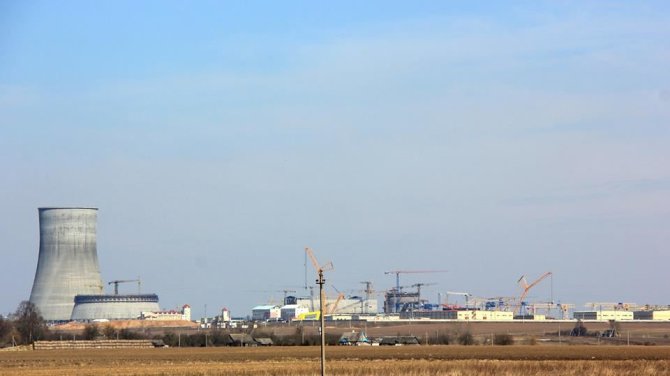 BelAEC paskyros feisbuke nuotr./Pirmasis Astravo AE reaktorius pasipuošė apsaugine „kepure“