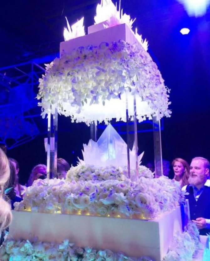 Instagram nuotr./Nikitos Presniakovo ir Alionos Krasnovos vestuvių tortas