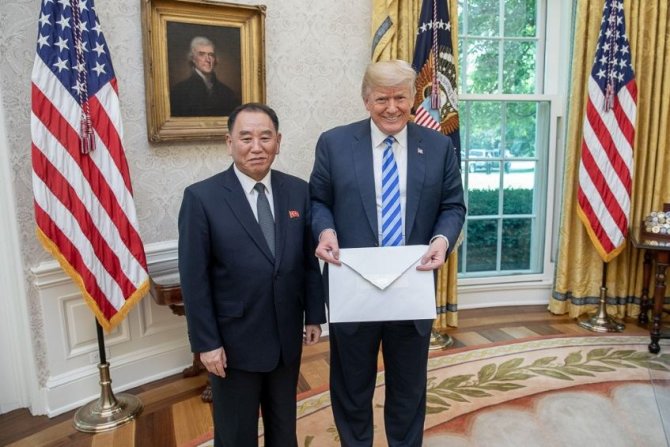 Baltųjų rūmų administracijos išplatinta nuotr./Donaldas Trumpas laiko Kim Jong Uno laišką