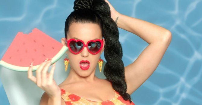 Kadras iš vaizdo klipo/Katy Perry dainos „This Is How We Do“ vaizdo klipe