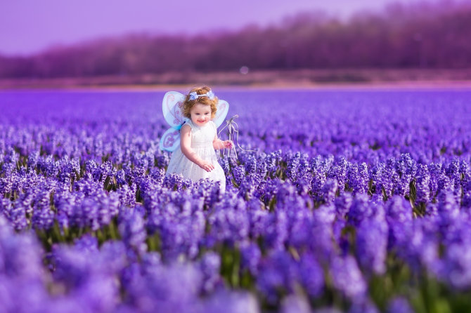 Shutterstock nuotr./Mergaitė laukuose.