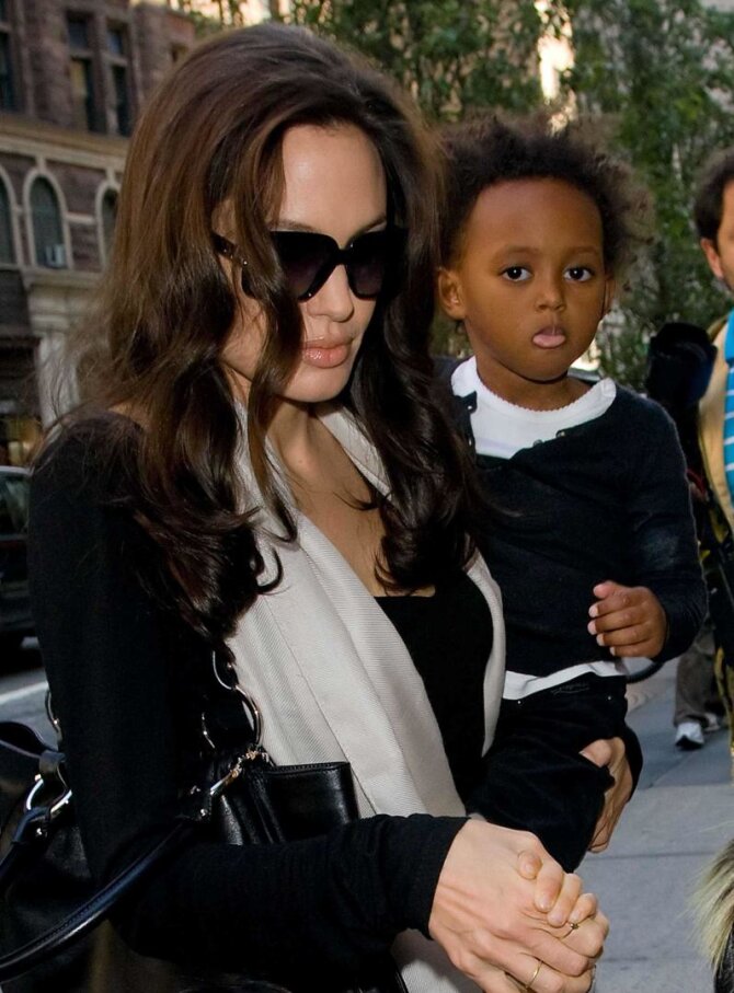 „Scanpix“/„Sipa USA“ nuotr./Angelina Jolie su įdukra Zahara (2008 m.)