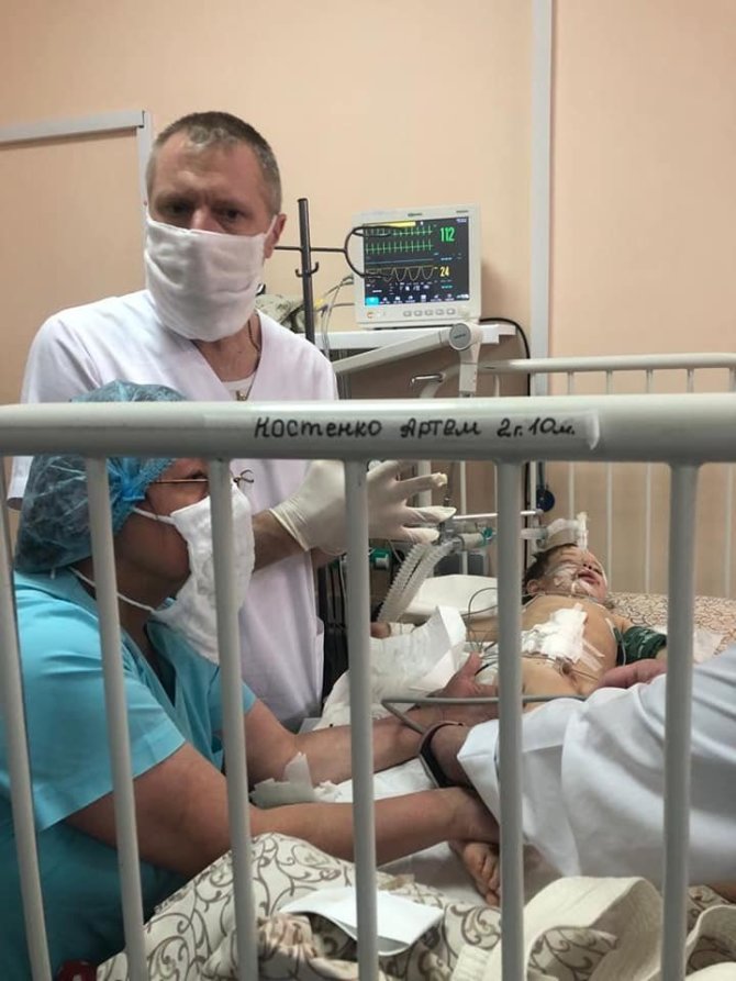 Nuotr. iš Sviatoslavo Vakarčuko „Facebook“ profilio/Sunkiai sužeistas mažasis Artiomas Zaporižios ligoninėje