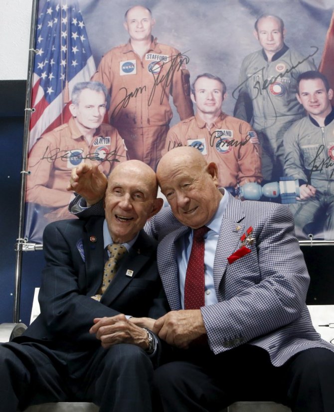Scanpix nuotr./Legendiniai kosmonautai Thomasas Staffordas (kairėje) ir Aleksejus Leonovas susitinka praėjus 40 m. nuo istorinio rankų paspaudimo